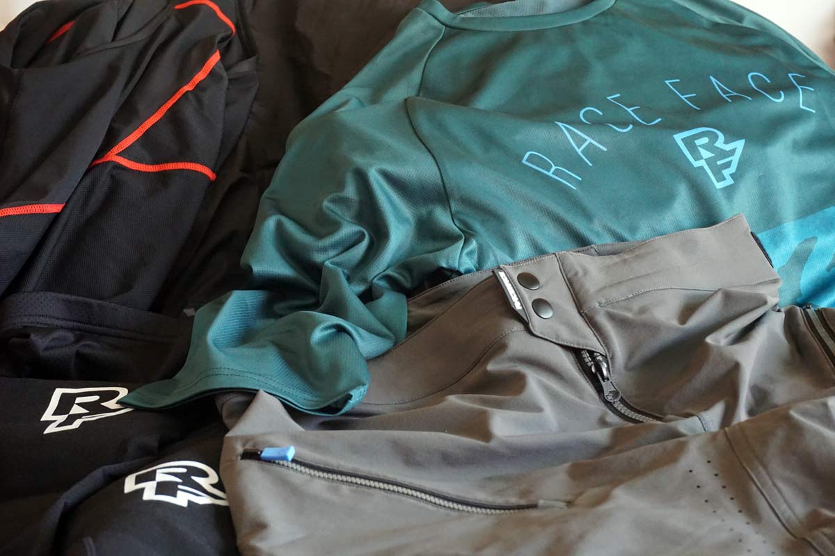 how much weight does road and mountain bike clothing add