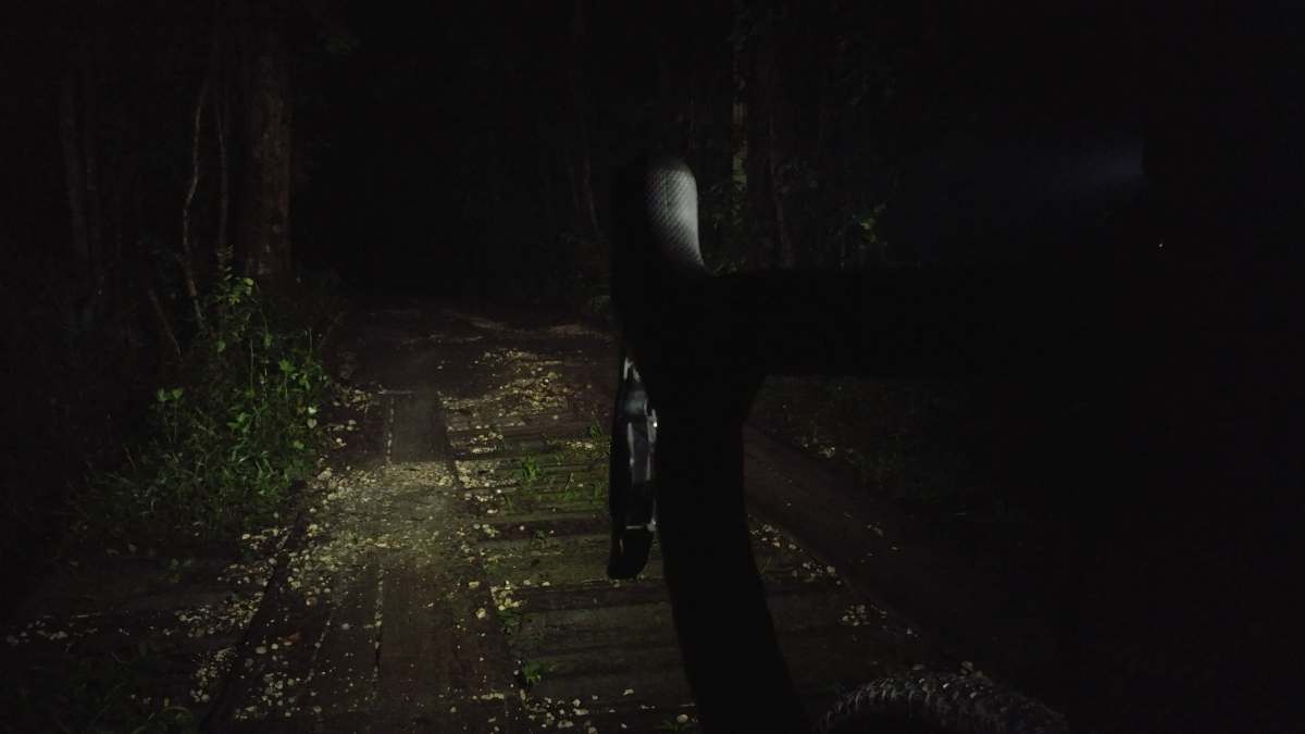 Ravemen CR900 bicycle headlight review of features specs and beam pattern that won't blind oncoming riders cyclists runners and drivers