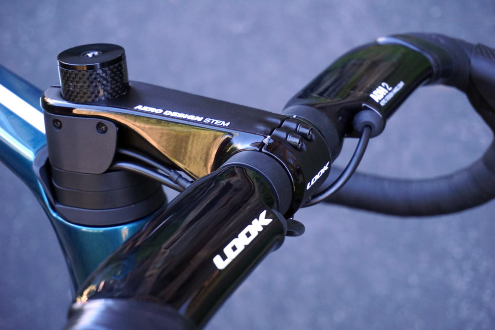 2019 Look Blade RS aero road bike uses an integrated yet standard stem and frame design to hide the cables