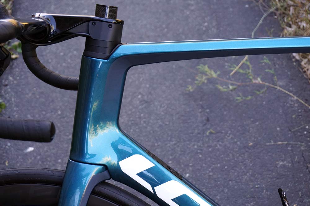 2019 Look Blade RS aero road bike uses an integrated yet standard stem and frame design to hide the cables