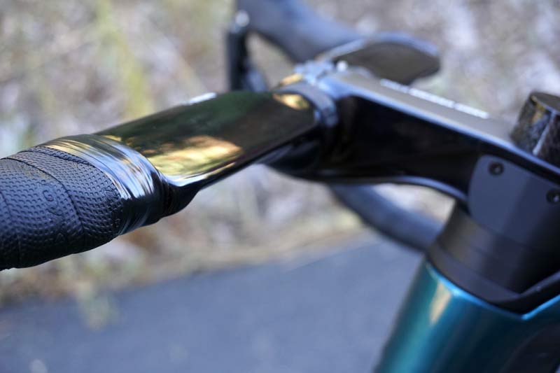 2019 Look Blade RS aero road bike uses an integrated yet standard stem and frame design to hide the cables