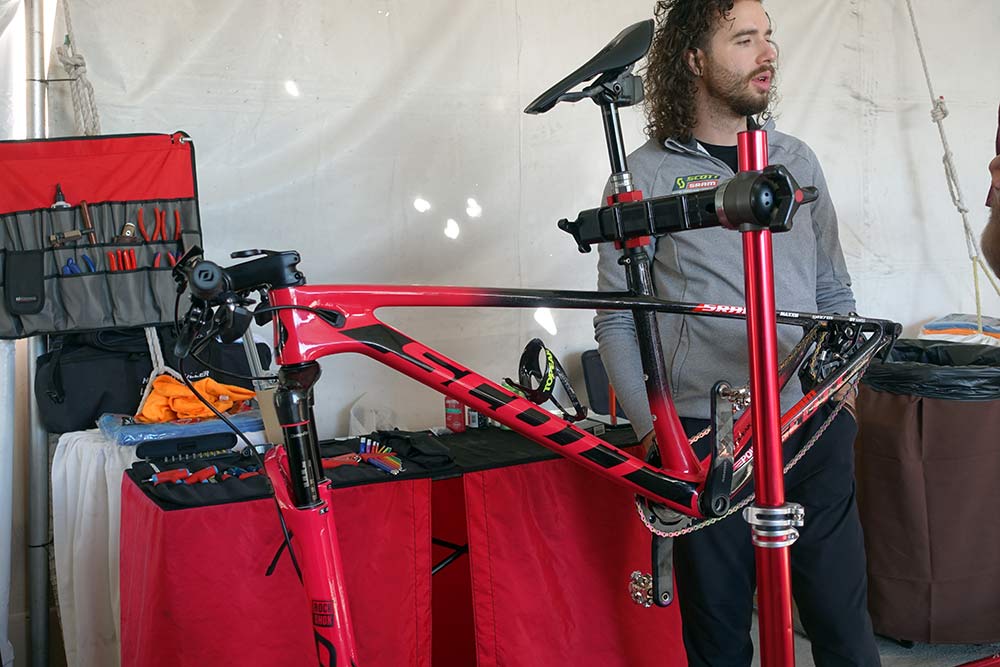 pro bike check of Kate Courtney 2019 scott spark rc full suspension race bike