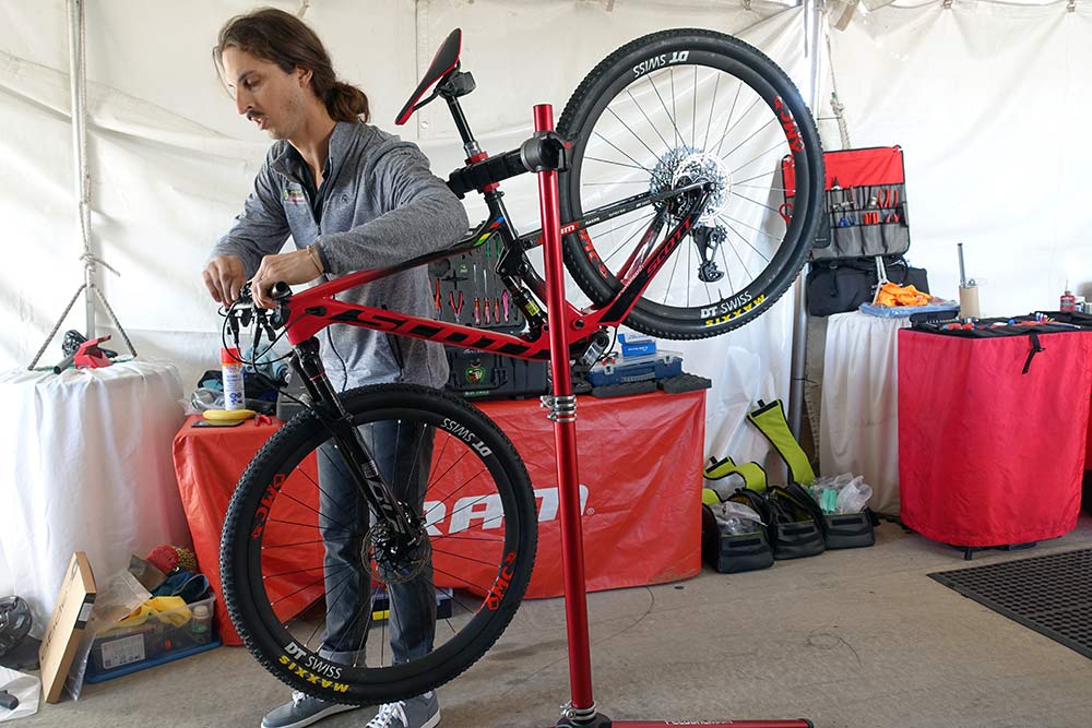 pro bike check of Kate Courtney 2019 scott spark rc full suspension race bike