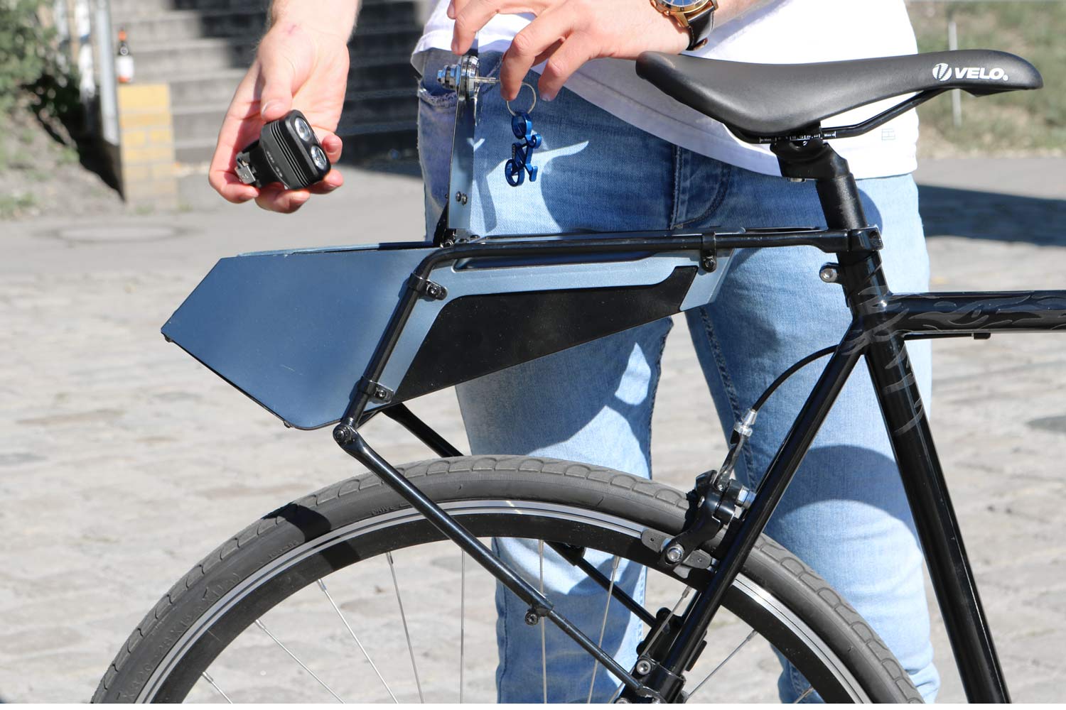 Otek Aerocarrier locks a secure, mini trunk into your city bike’s rear rack