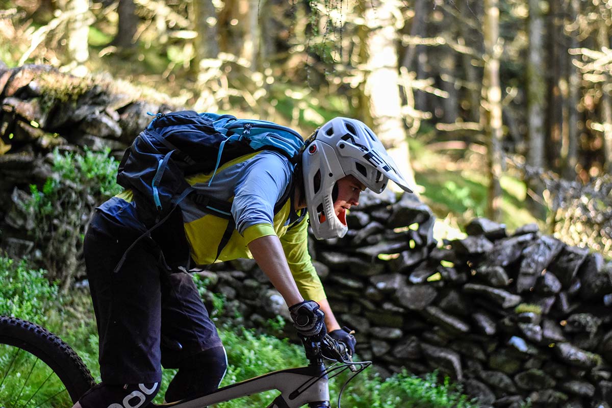 met-parachute-mcr-review-2020-mtb-enduro-chin-bar-1