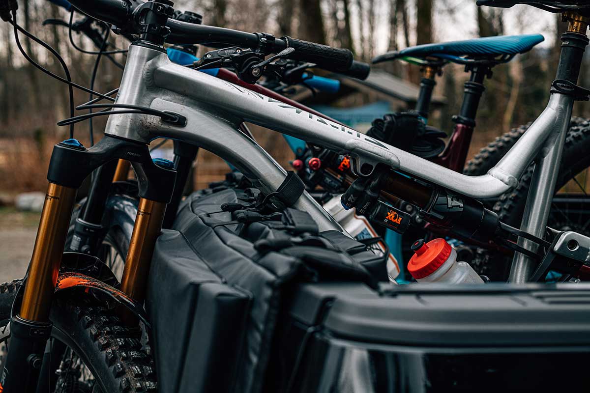 mtb-shuttling-tailgate-pad-race-face