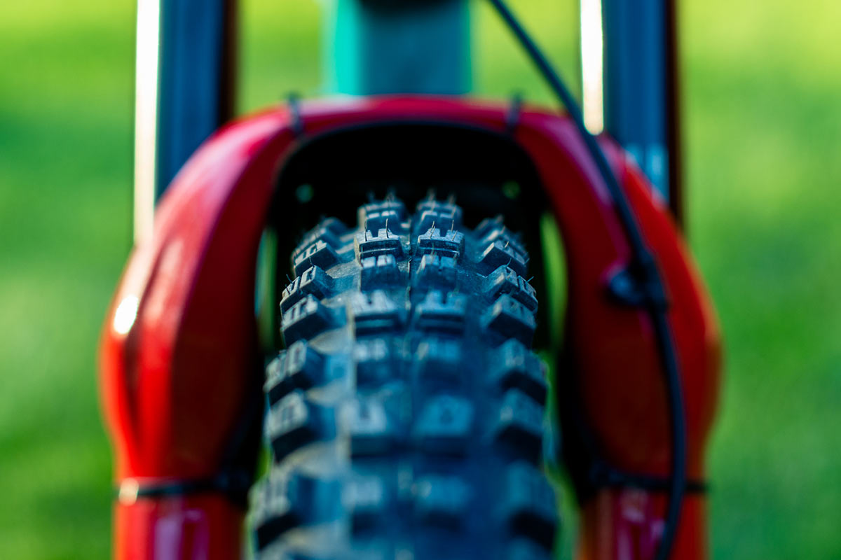 stepped-leading-edge-central-tread-blocks-rear-tire-climbing-traction