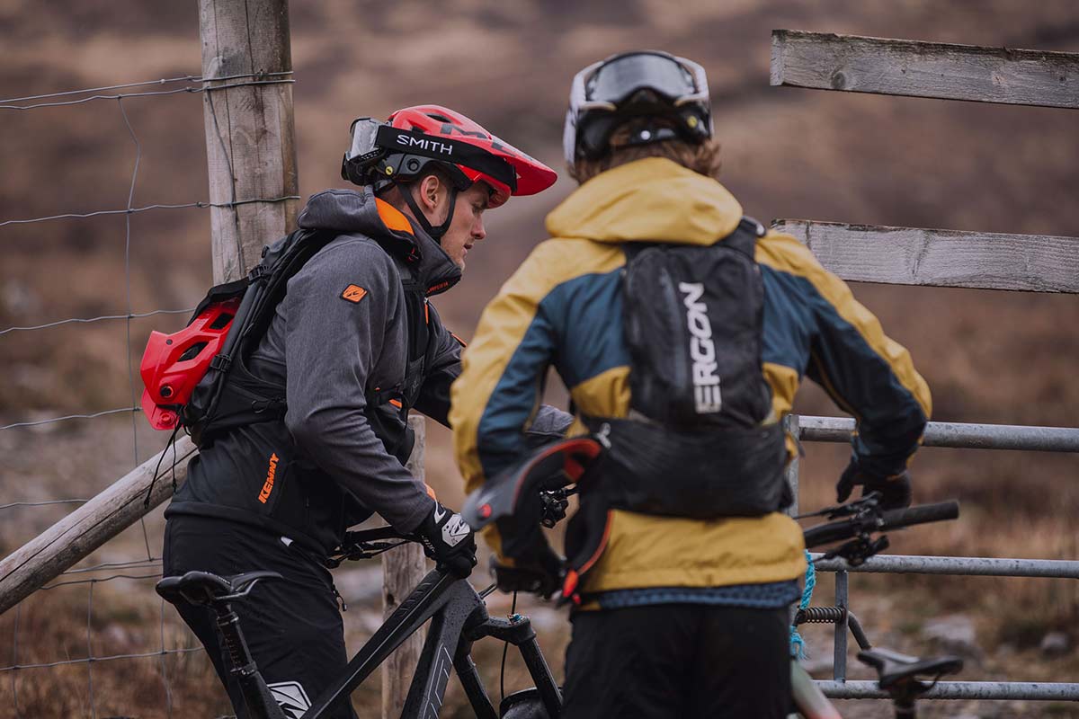 met chin bar carry hip pack riding pack