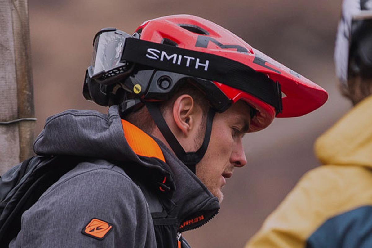 met-parachute-full-face-helmet-straps-non-adjustable