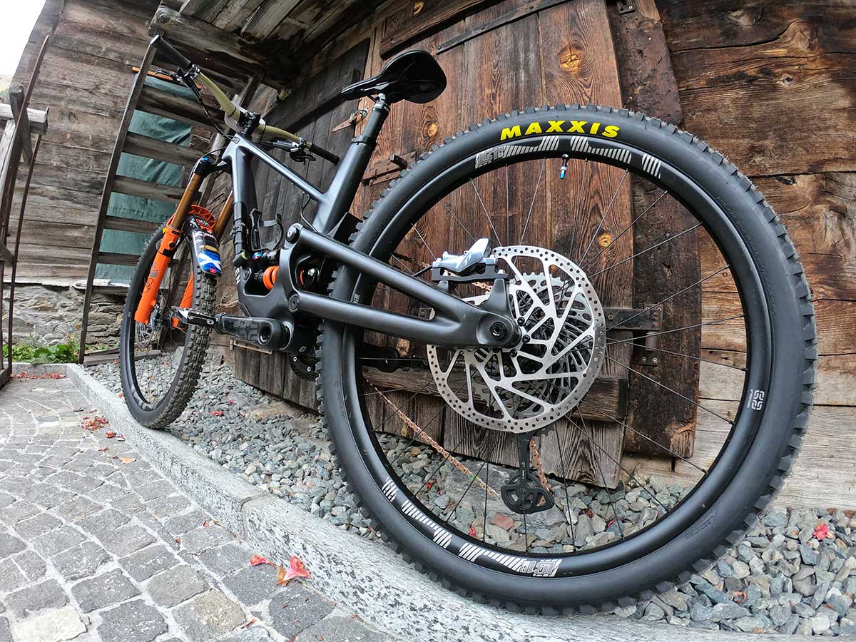 lewis buchanan runs 223mm rotors fromt rear forbidden dreadnought enduro race bike