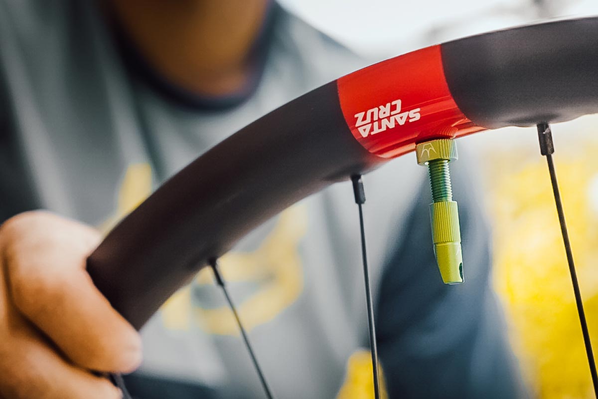 santa cruz reserve wheelset peatys x chris king