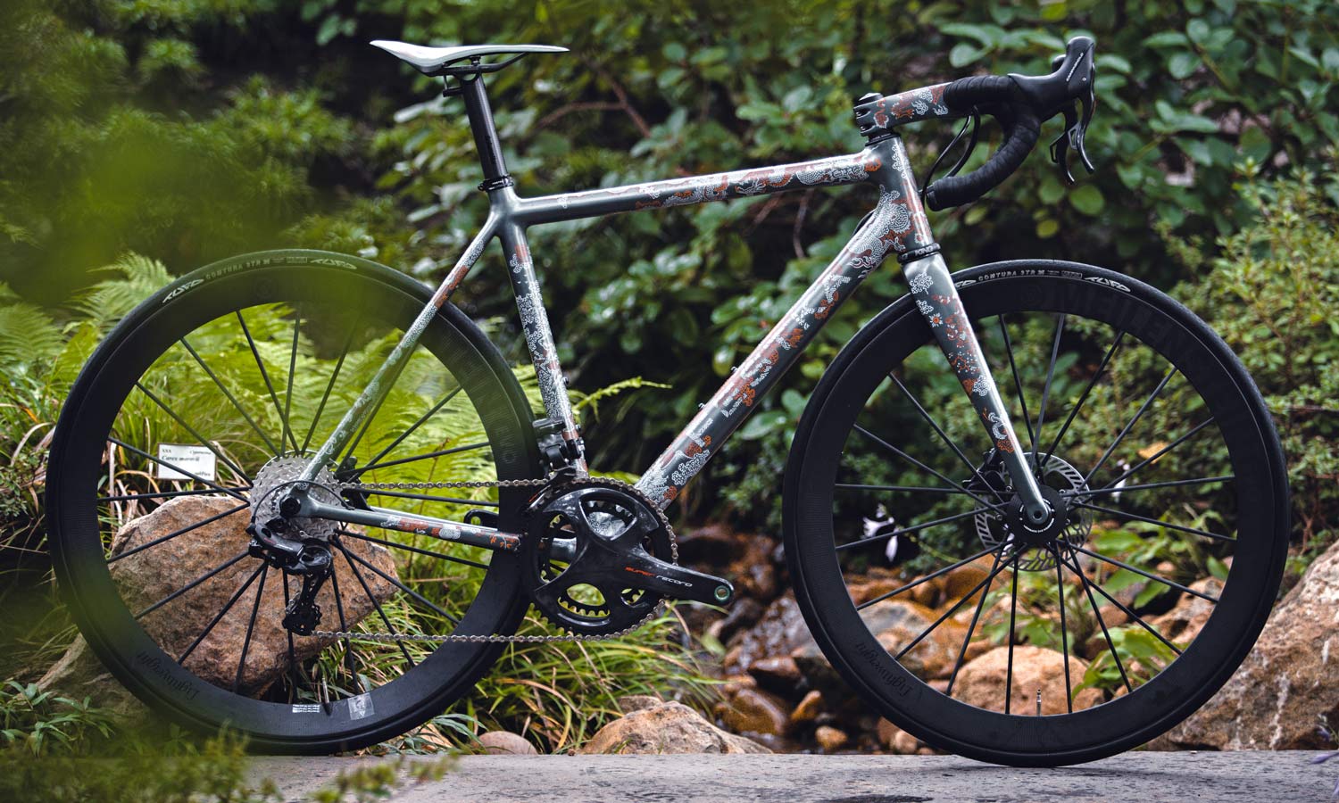 Festka Scalatore Samurai Prime road bike, full-custom hand-painted lightweight handmade Czech carbon road bike, design by Michal Bačák, complete