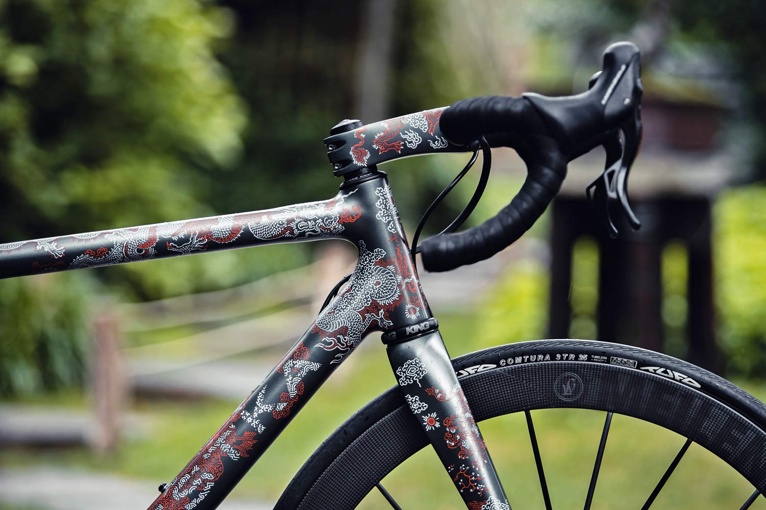 Festka Scalatore Samurai Prime road bike, full-custom hand-painted lightweight handmade Czech carbon road bike, design by Michal Bačák, front end