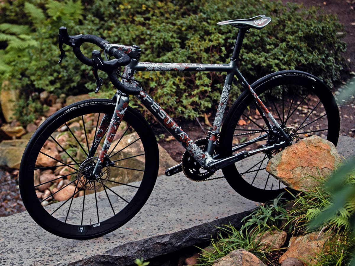 Festka Scalatore Samurai Prime road bike, full-custom hand-painted lightweight handmade Czech carbon road bike, design by Michal Bačák, non-driveside