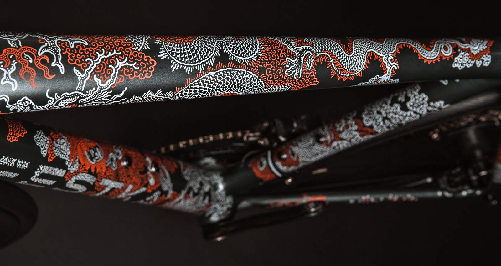 Festka Scalatore Samurai Prime road bike, full-custom hand-painted lightweight handmade Czech carbon road bike, design by Michal Bačák, toptube detail