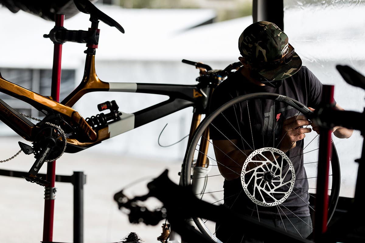 yt mob world champs leogang mechanic working on trp dh evo brakes