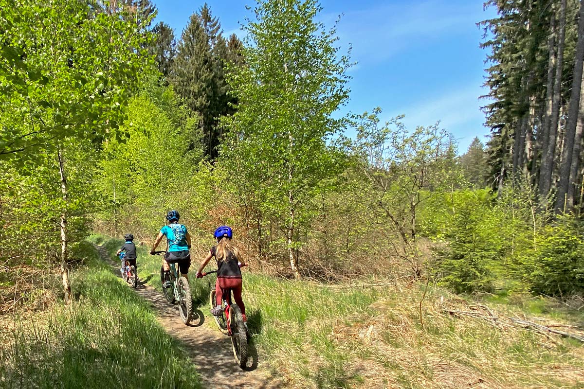Best of 2020 Bikerumor Editors Choice family riding Singltrek pod Smrkem