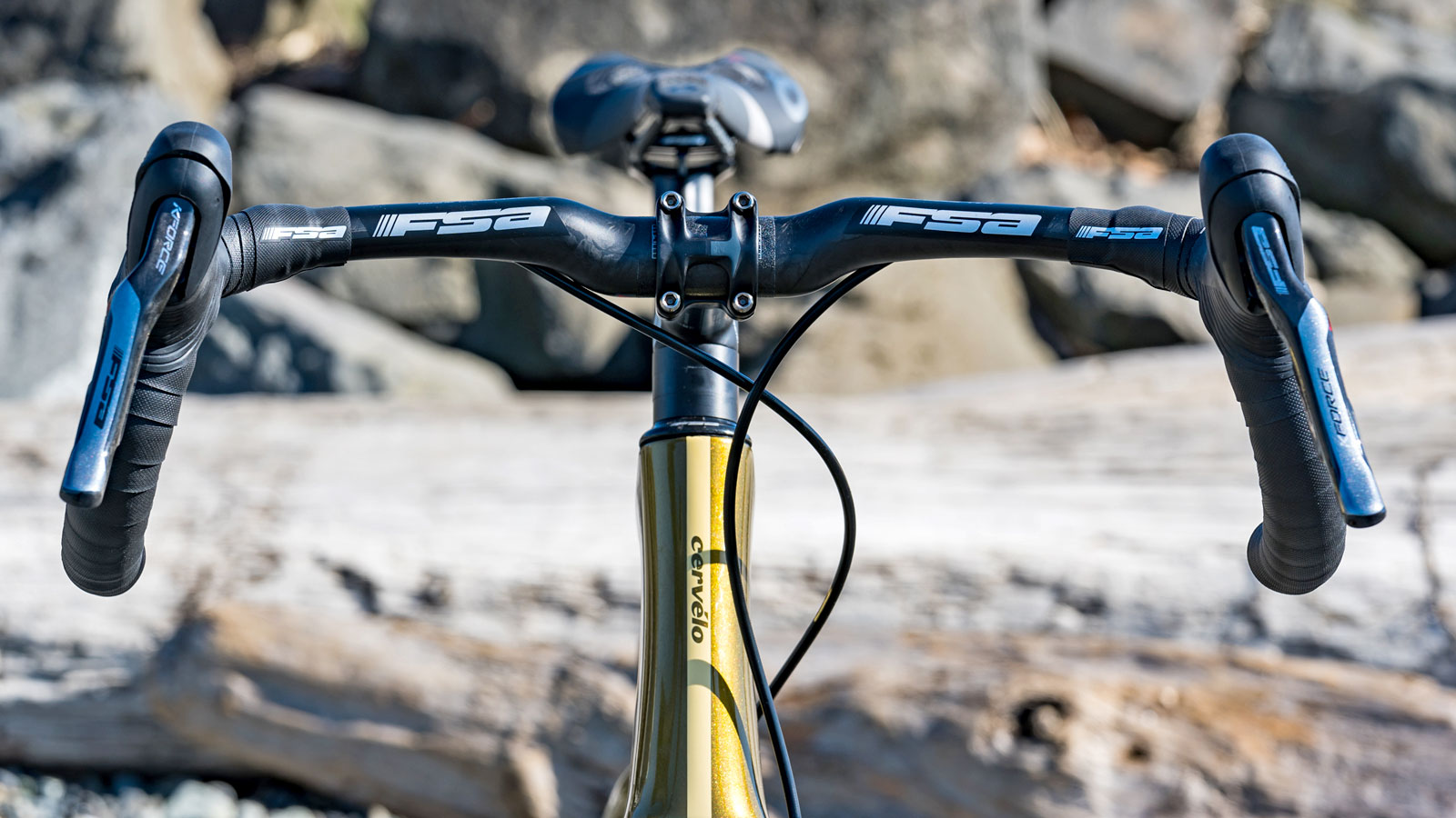 FSA K-Wing AGX aero gravel handlebar goes wide, photo by Patrik Zuest