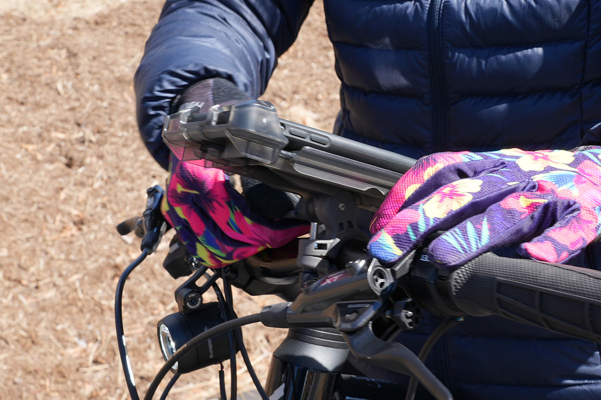 delta xl smartphone holder for bicycle handlebar mounts