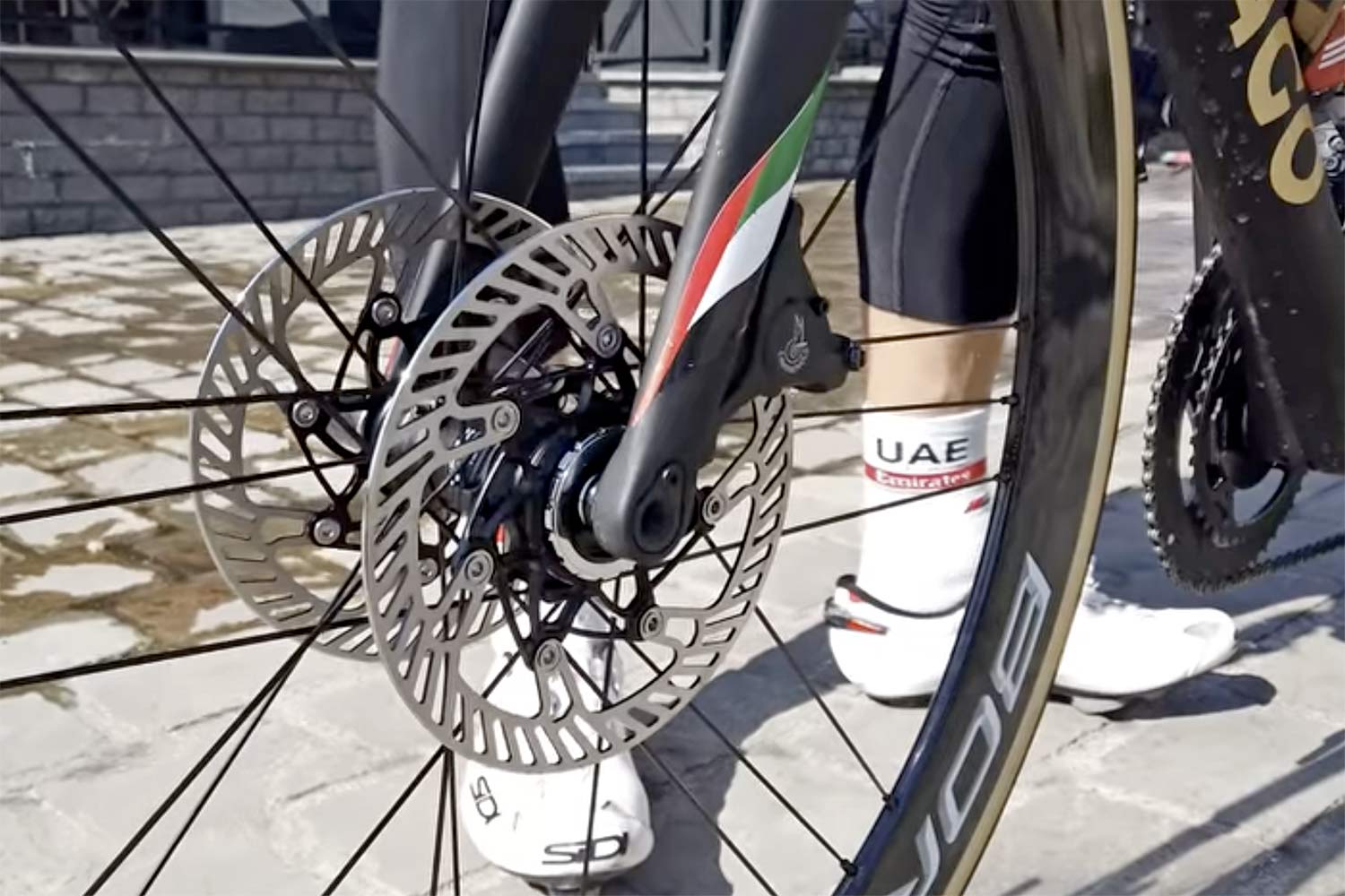 Campagnolo Smart Disc Technology, double disc brake-equipped Colnago V3RS DV road bike, teaser