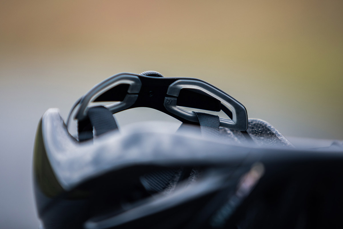 met rivale road helmet retention system