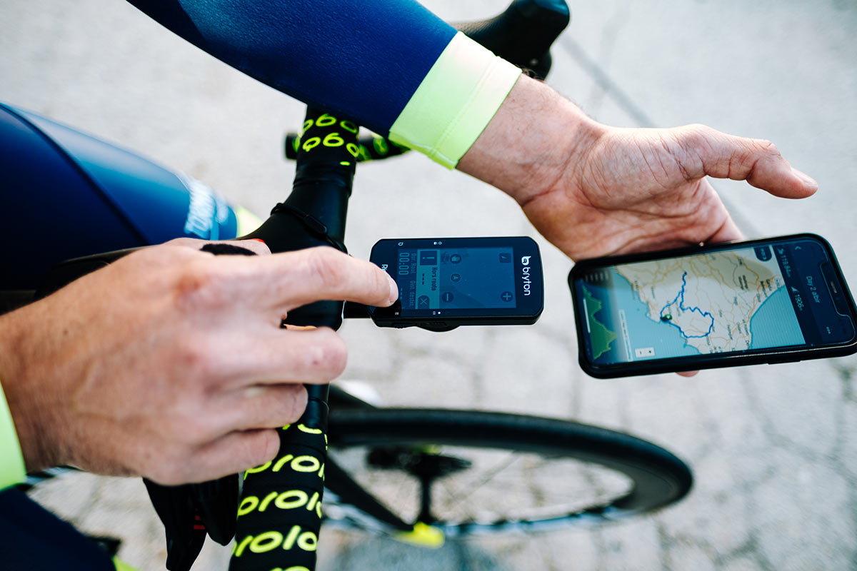 bryton gps cycling computer showing routing on smartphone screen