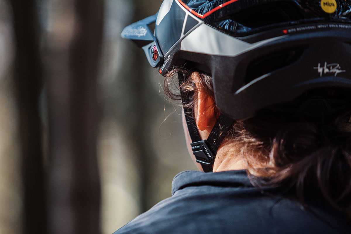 Caption: Purposely over tightening the retention system reveals no uneven pressure points. rear coverage adjustable cam divider