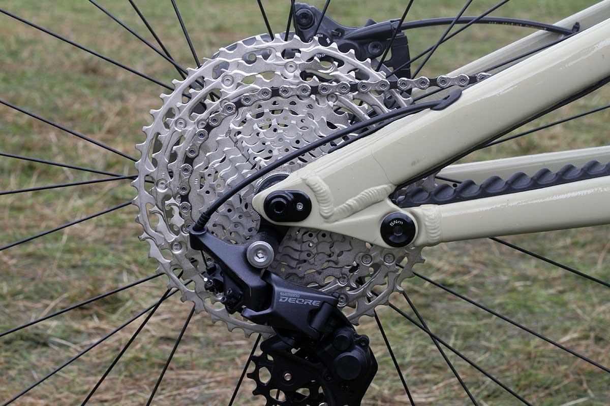 gt force carbon 445mm chainstays clearance 2.4" tires