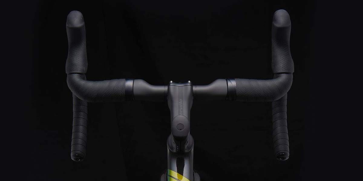2022 Cervelo R5 Disc lightweight carbon all-rounder classic road bike, cockpit