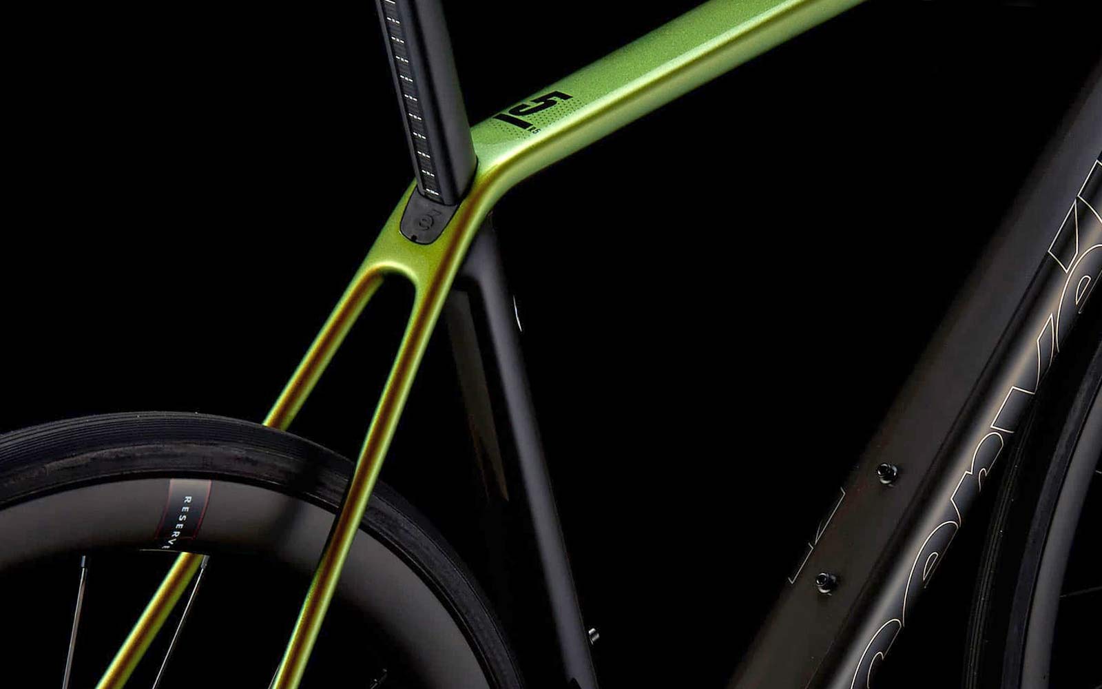 2022 Cervelo R5 Disc lightweight carbon all-rounder classic road bike, seatpost clamp detail