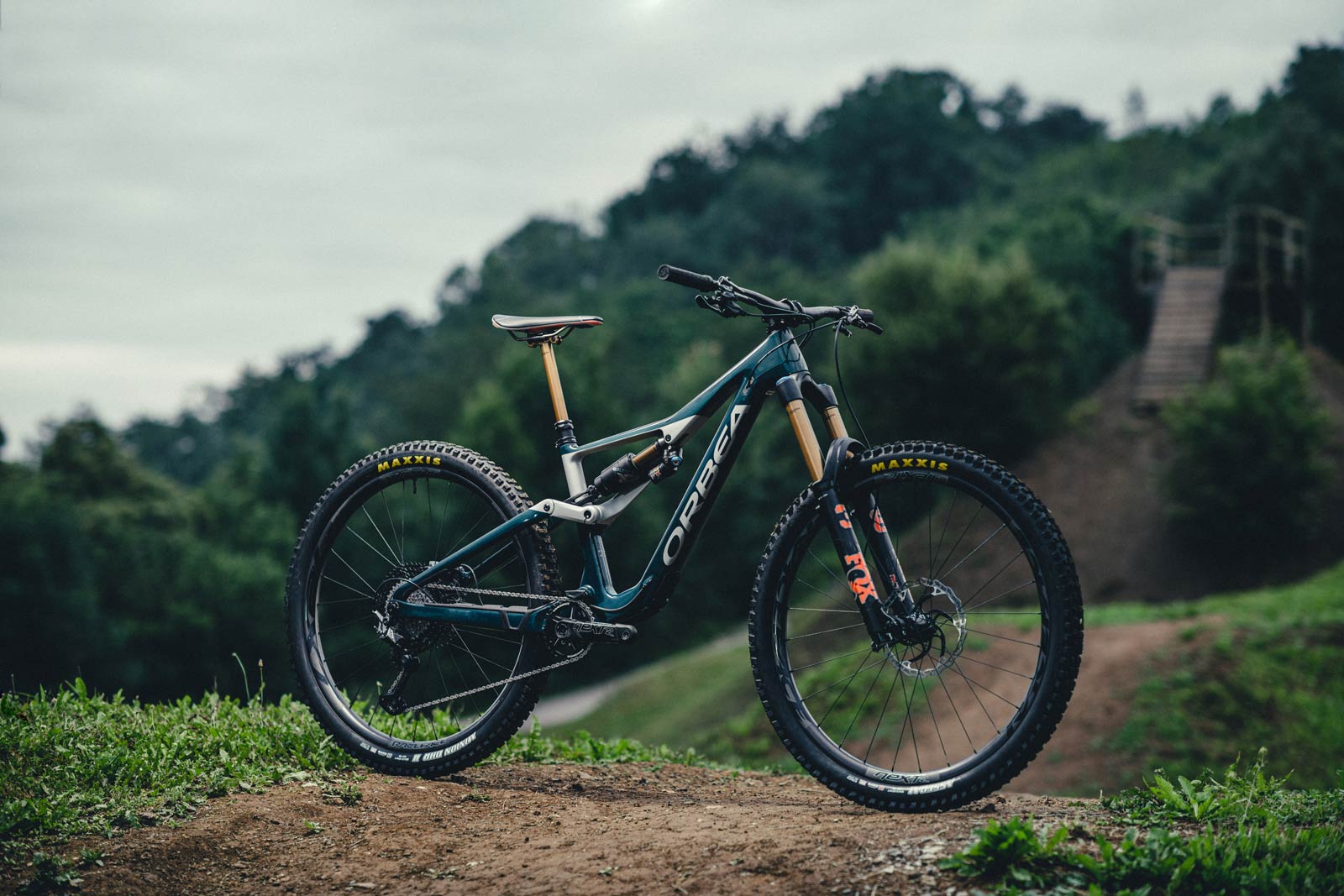 2022 orbea rallon m10 29er blue white carbon frame