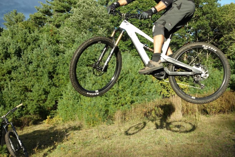 jumping YT’s Decoy 29 Core 4 eMTB