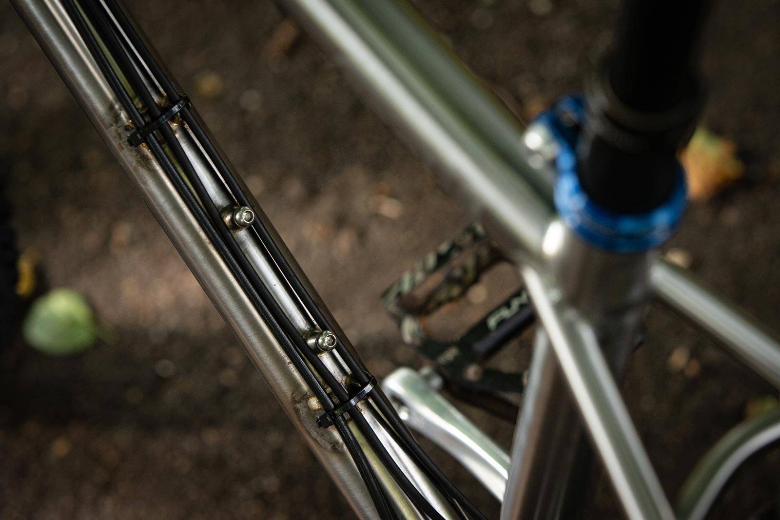 starling roost hardtail mtb mullet steel mountain bike external cable routing