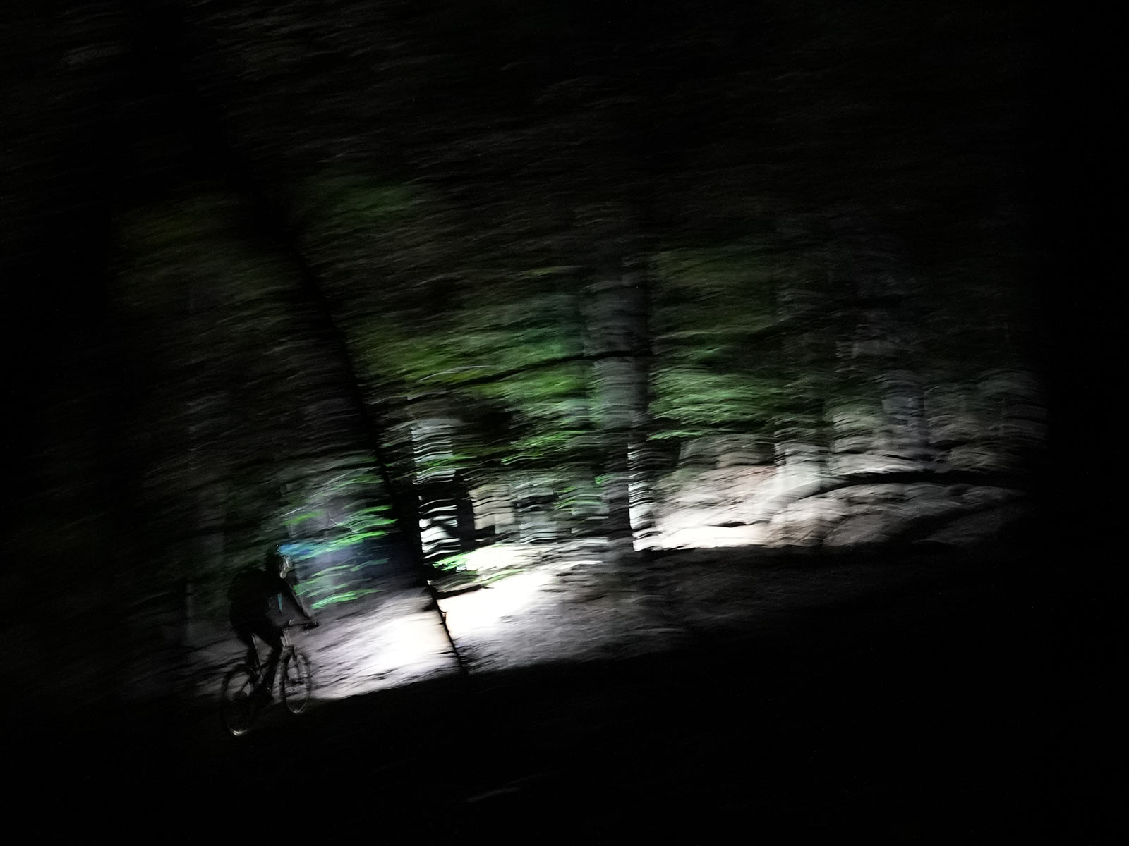 gloworm g2 mountain bike lights review riding action