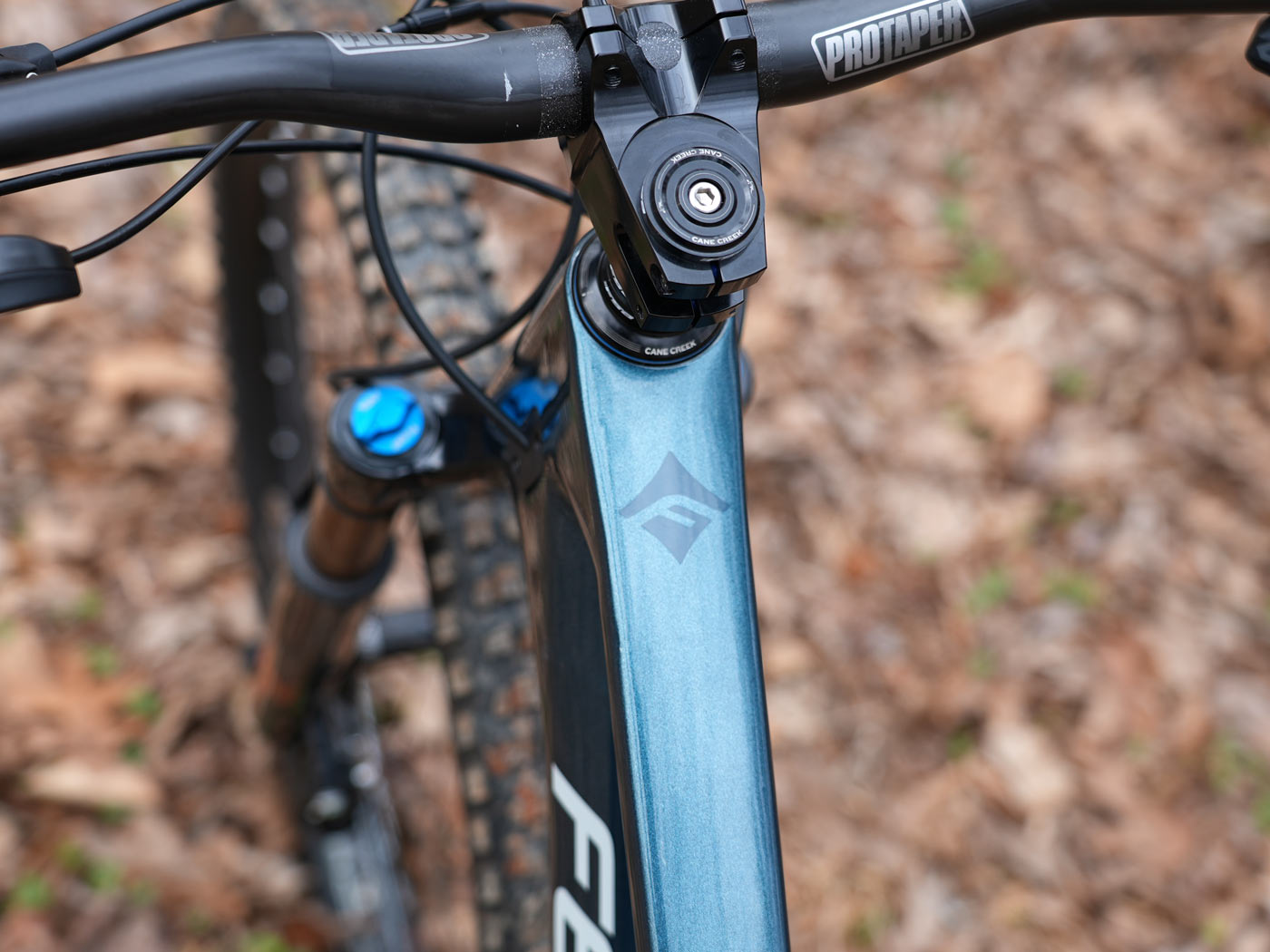 closeup details of fezzari signal peak 2 xc trail mountain bike top tube