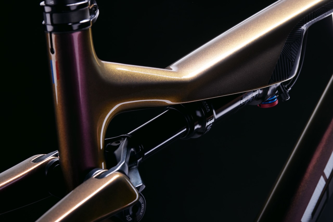 Lapierre XR frame toptube detail shocks