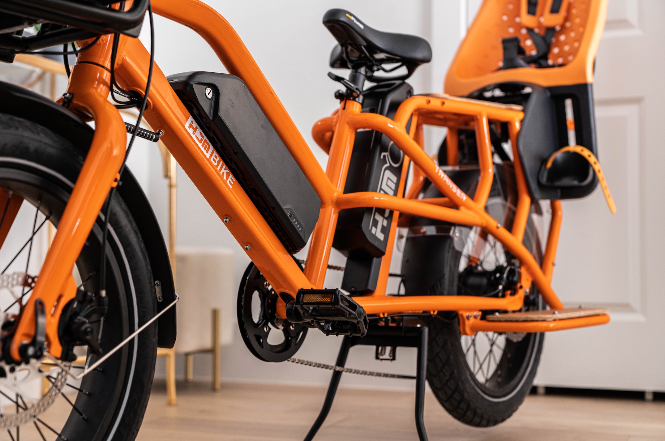 HJM Transer Cargo e-bike closeup side view.
