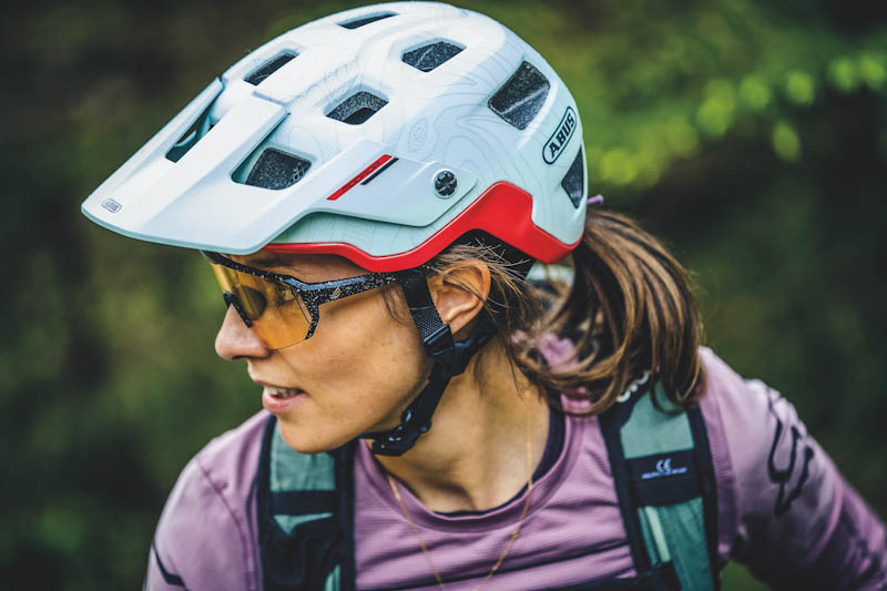 ABUS MoDrop QUIN, side, on rider