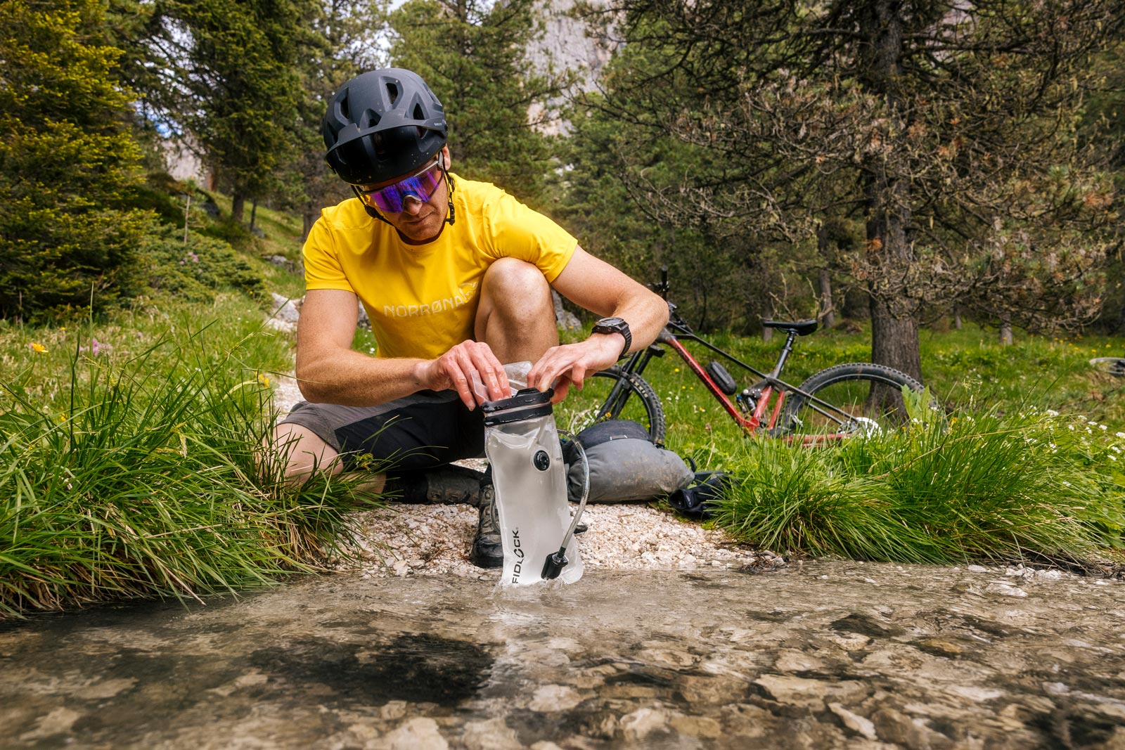 fislock hermetic hydration bladder refill magnetic closure leak-free