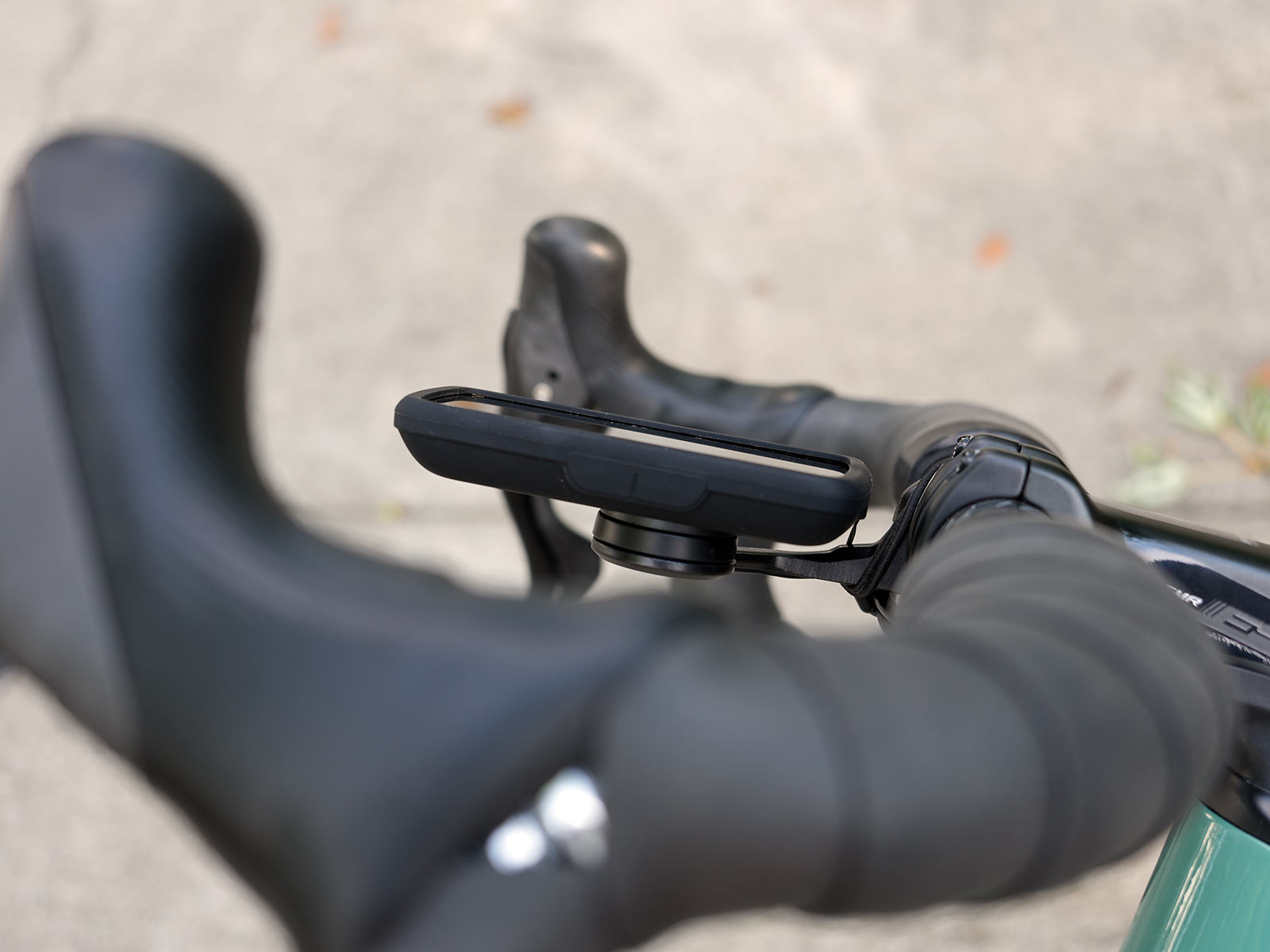 bryton S800 gps cycling computer shown from side
