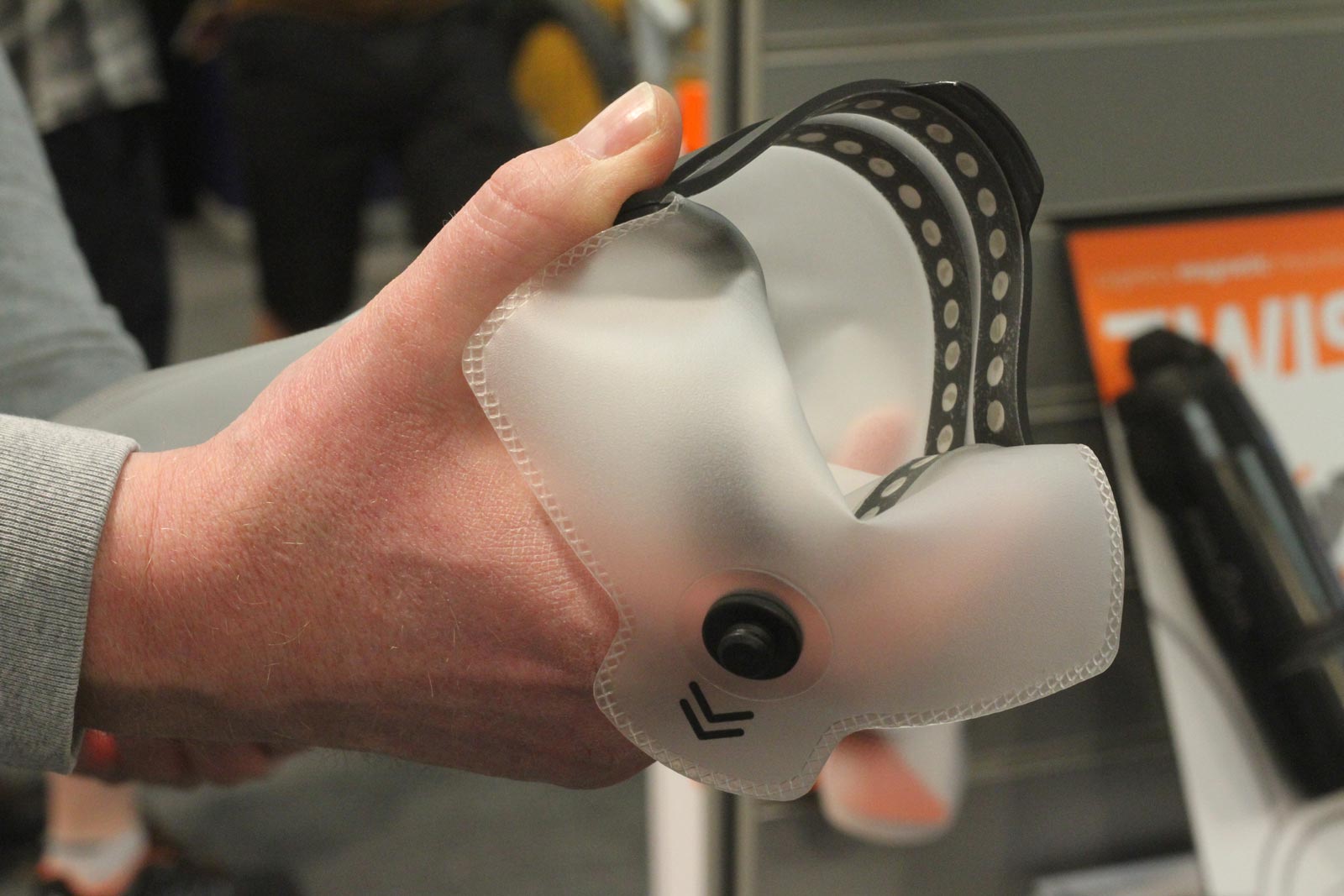 fidlock hermetic hydration bladder magnetic bars at opening