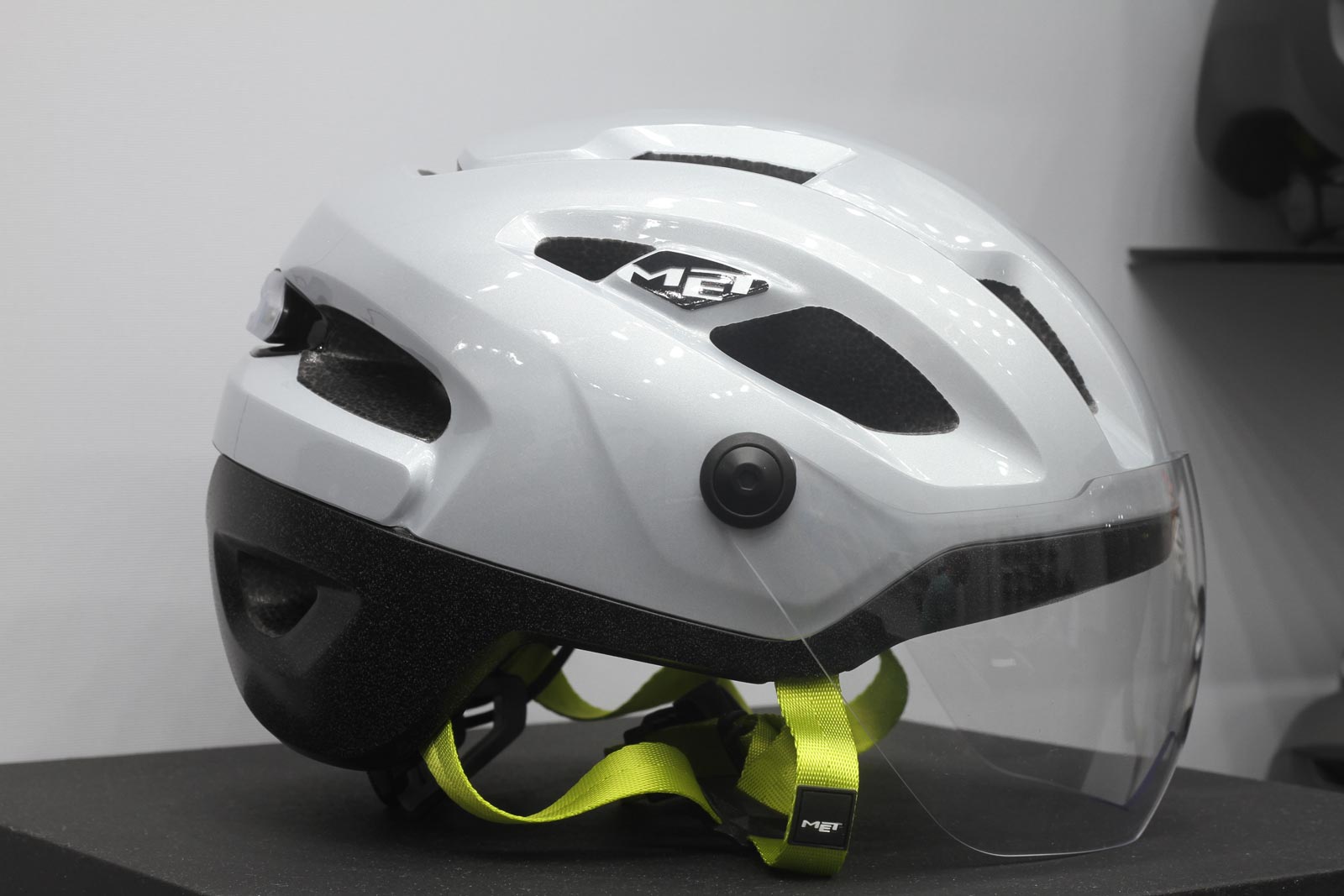 met intercity urban helemt for cycle commuters