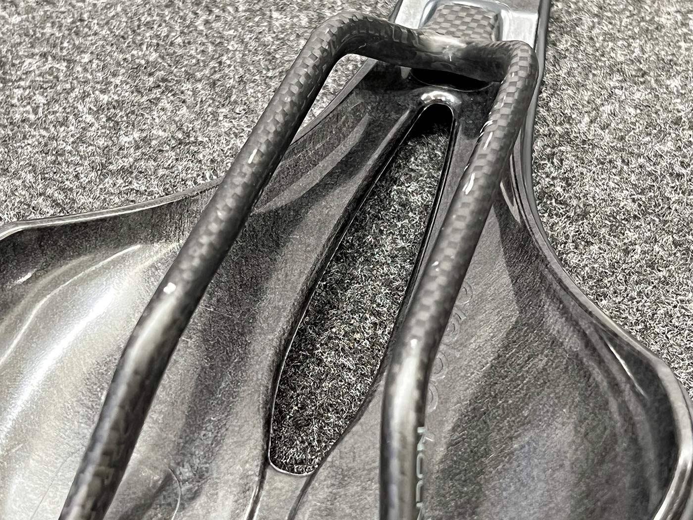 bottom of prologo proxim 850 carbon e-mountain bike saddle