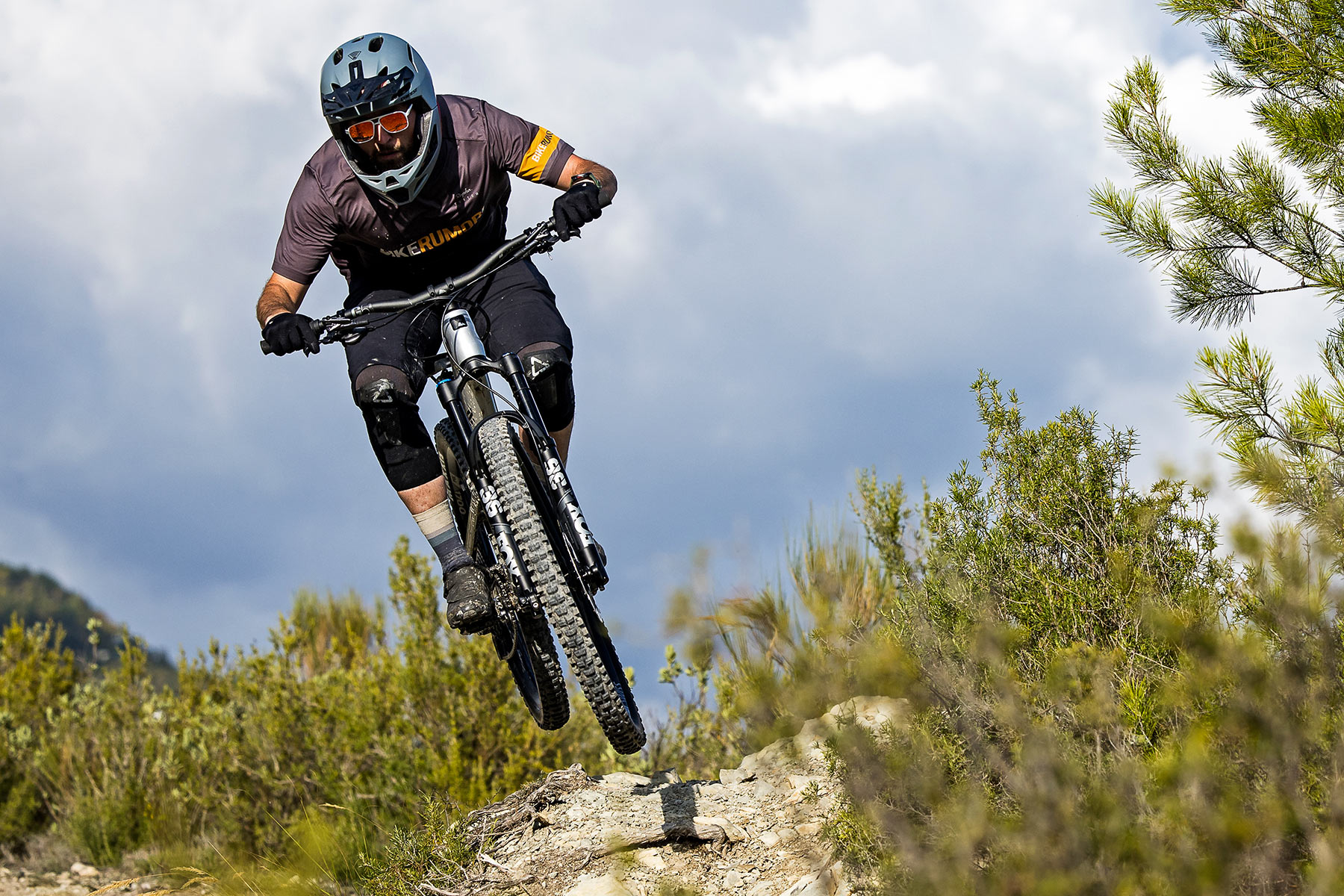 Canyon Spectral K.I.S. all-mountain bike review, Keep It Stable enduro trail riding, self-aligning in the air