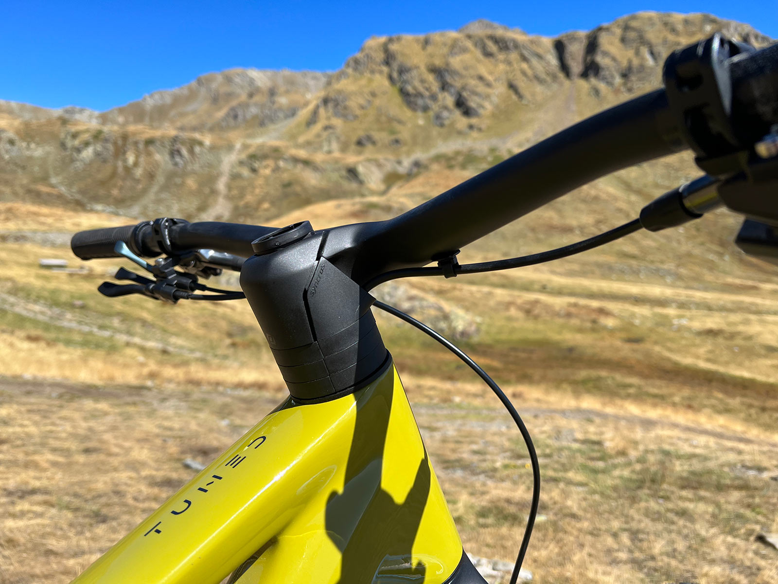 syncros hixon integrated bar stem showing internal cable routing on new scott genius