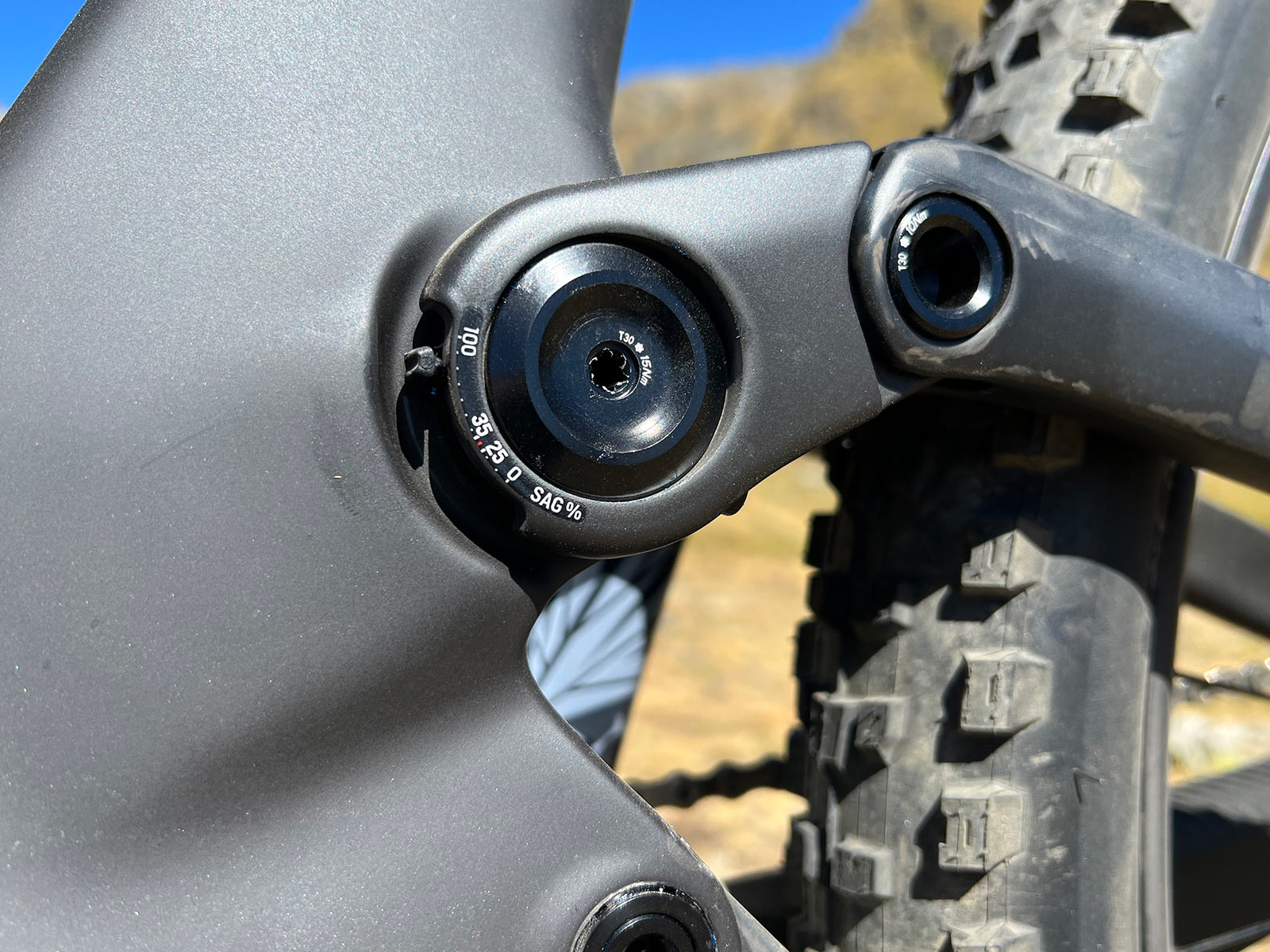 closeup of sag and travel indicator on 2023 scott genius suspension pivot
