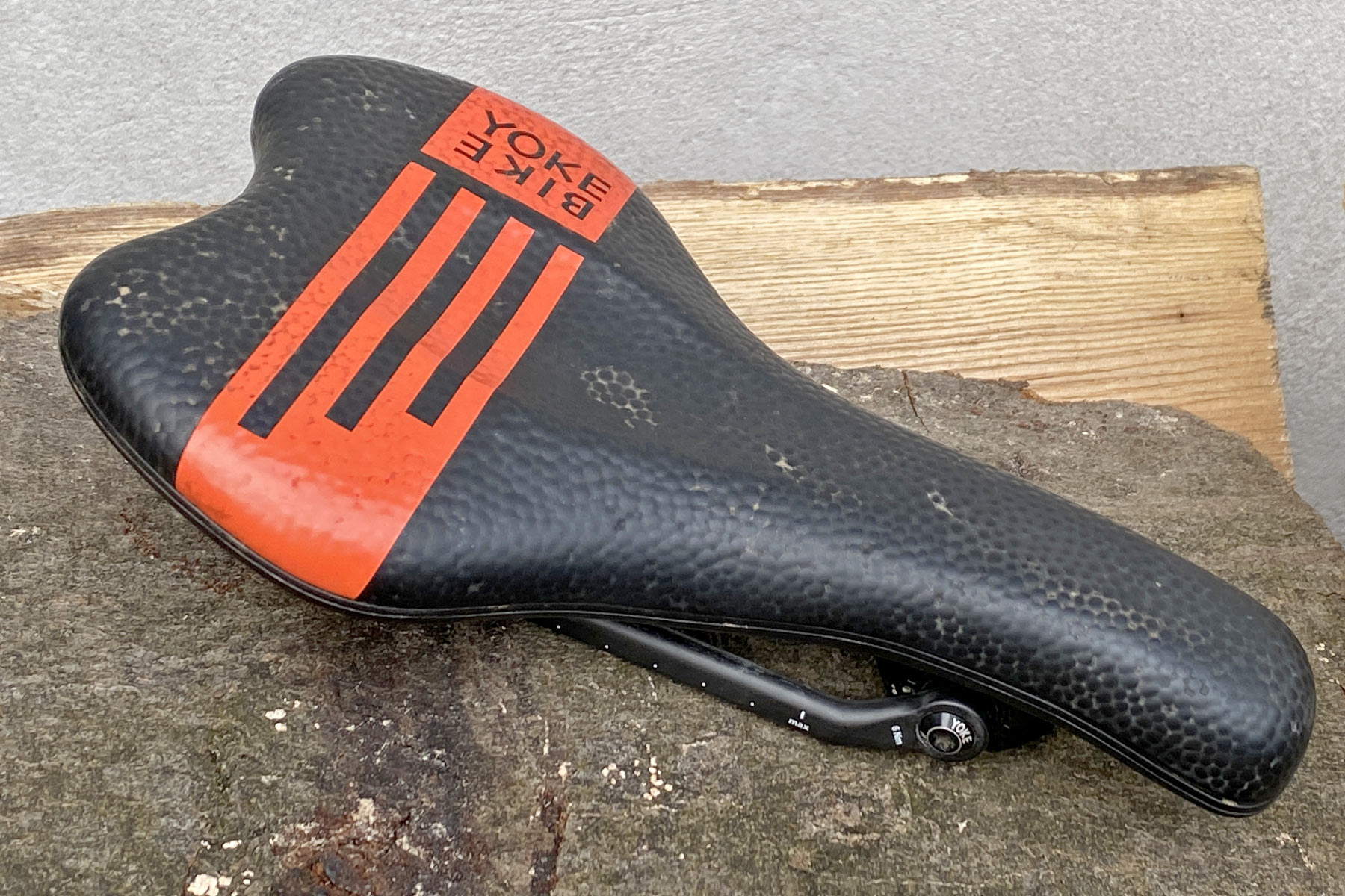 BikeYoke Sagma Carbon floating suspension saddle, orange top