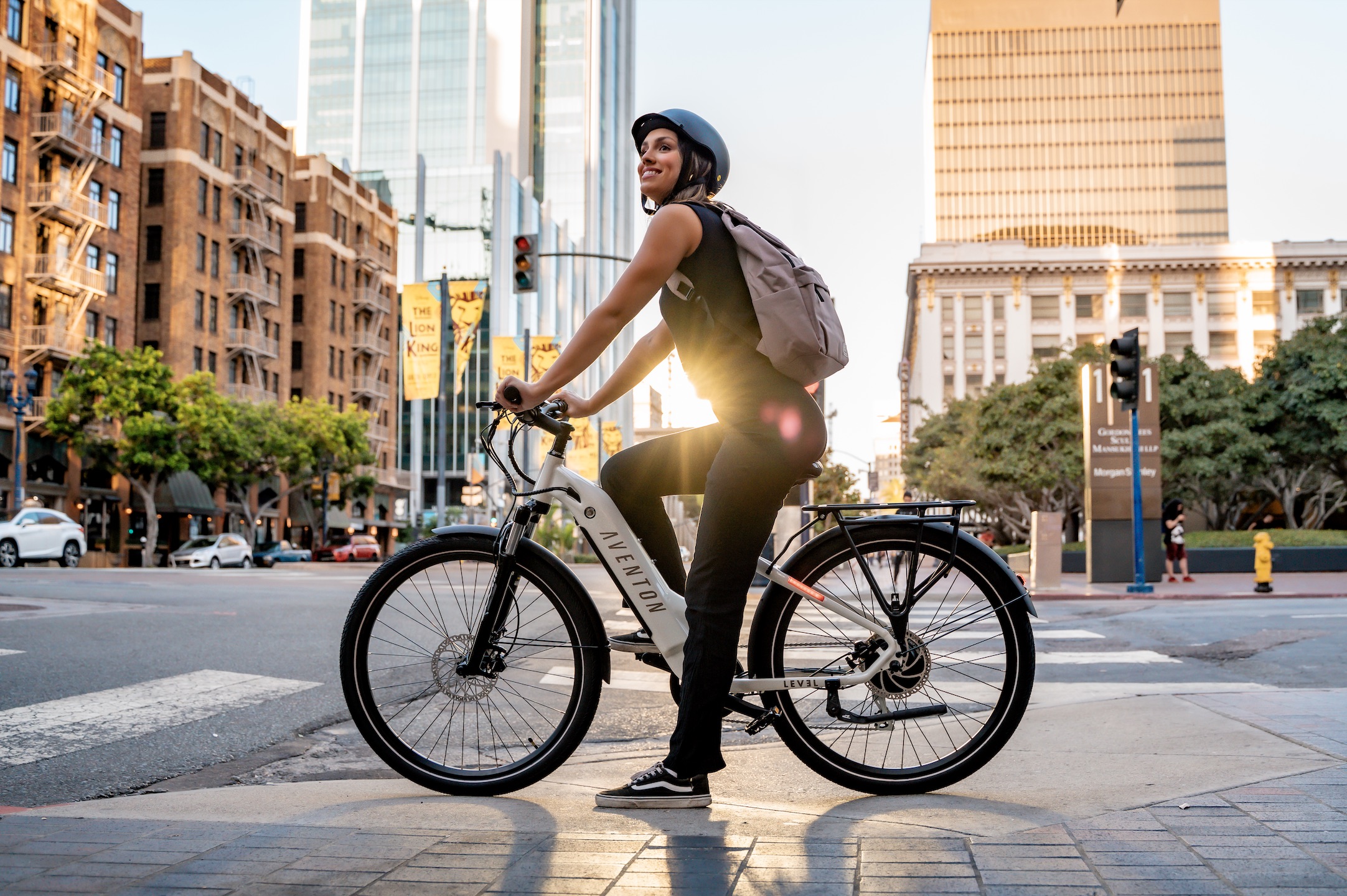 Aventon Level.2 in an urban environment.