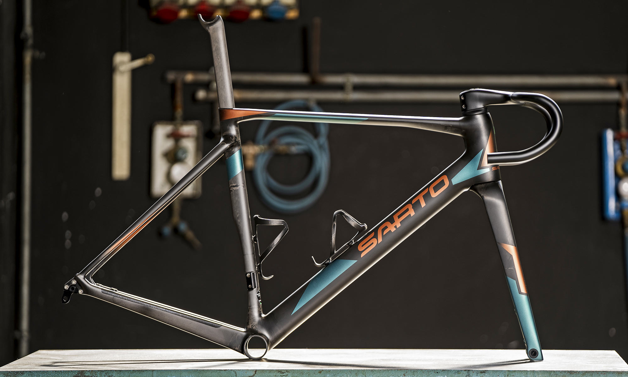 Sarto Raso fully custom carbon aero road bike, photo by Giovanni Danieli, frameset