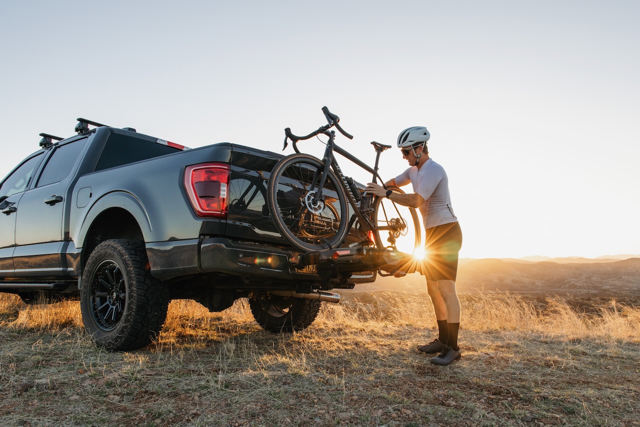 Thule Epos unloading hte bike